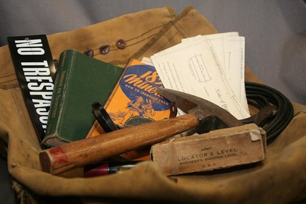 Canvas bag with hammer and books.